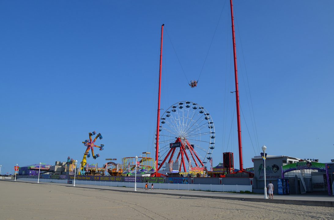 Big Shot Amusement Ride atop … – License image – 70058520 ❘ lookphotos